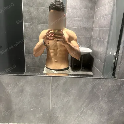 Sono un uomo di 25 anni e vorrei fare sesso con una donna o una donna trans.