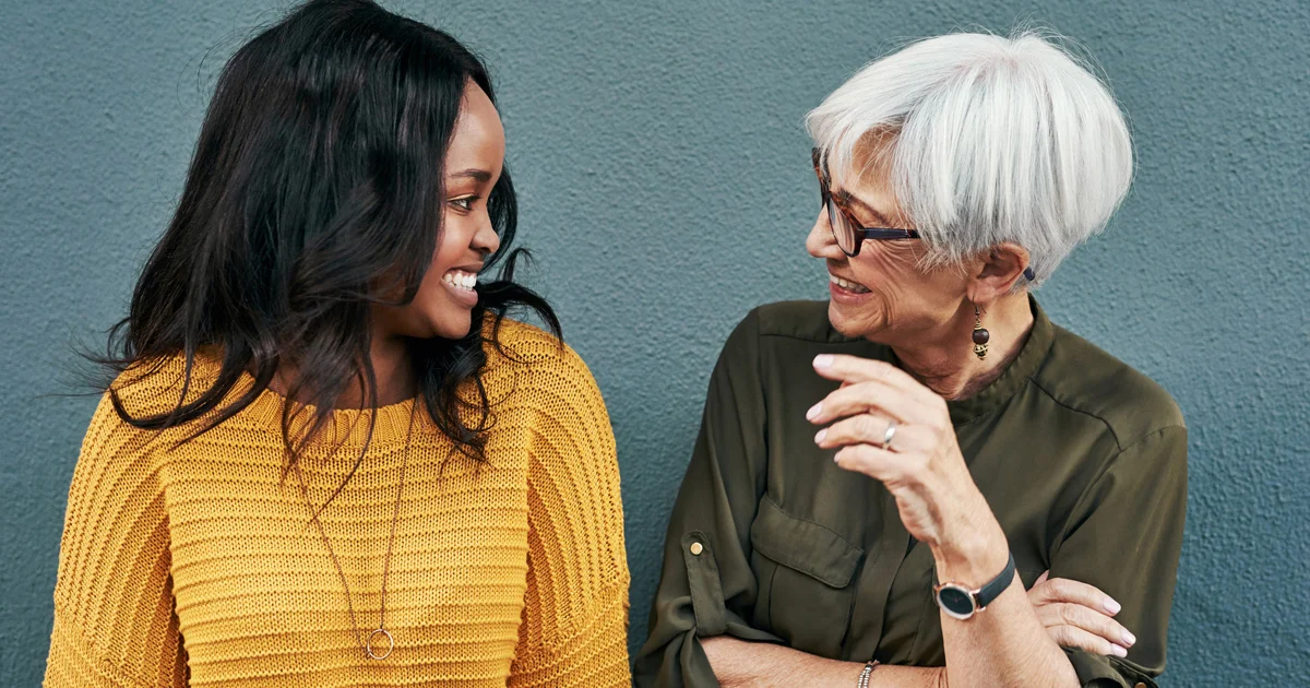 Uscire con qualcuno più giovane o più vecchio: cosa cambia davvero